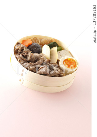 具材たっぷりすき焼き弁当 具材たっぷりすき焼き弁当 137285163