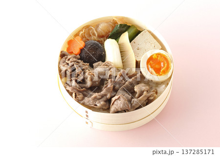 具材たっぷりすき焼き弁当 137285171