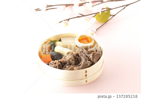 具材たっぷりすき焼き弁当 137285218