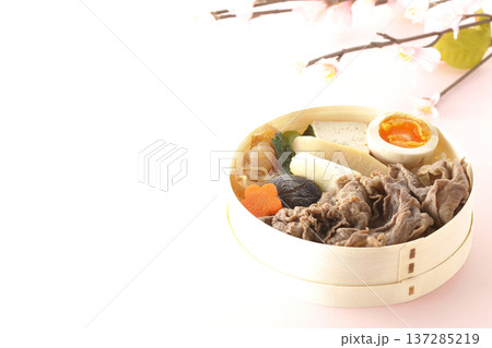 具材たっぷりすき焼き弁当 137285219