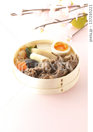 具材たっぷりすき焼き弁当 137285221