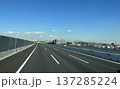 青空の下を走る都市近郊の幹線道路 137285224
