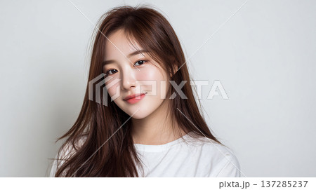 笑顔のアジア人女性 ポートレート 白背景 ライフスタイル素材 137285237