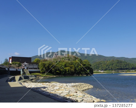 肱川より望む大洲城(愛媛県大洲市) 137285277