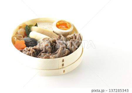 具材たっぷりすき焼き弁当を白背景で撮影 具材たっぷりすき焼き弁当を白背景で撮影 137285343