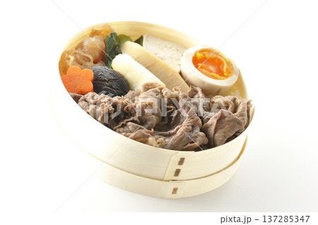 具材たっぷりすき焼き弁当を白背景で撮影 具材たっぷりすき焼き弁当を白背景で撮影 137285347