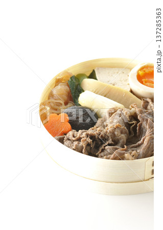 具材たっぷりすき焼き弁当を白背景で撮影 具材たっぷりすき焼き弁当を白背景で撮影 137285363