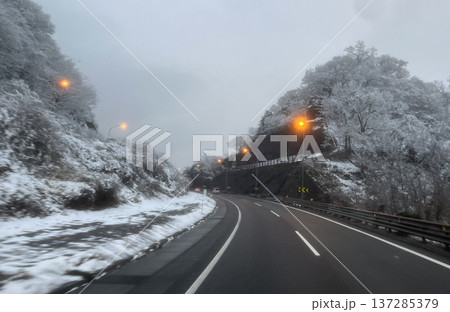 雪の山道カーブ 冬の道路風景 雪の山道カーブ 冬の道路風景 137285379