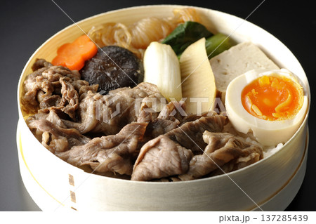 具材たっぷりすき焼き弁当を黒背景で撮影 137285439