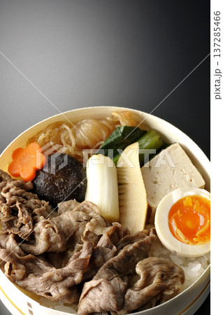 具材たっぷりすき焼き弁当を黒背景で撮影 具材たっぷりすき焼き弁当を黒背景で撮影 137285466