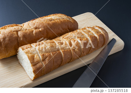 フランスパン　焼きたてのフランスパン 137285518