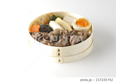 具材たっぷりすき焼き弁当を白背景で撮影 具材たっぷりすき焼き弁当を白背景で撮影 137285742