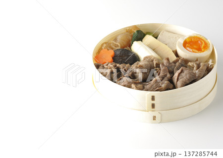 具材たっぷりすき焼き弁当を白背景で撮影 具材たっぷりすき焼き弁当を白背景で撮影 137285744