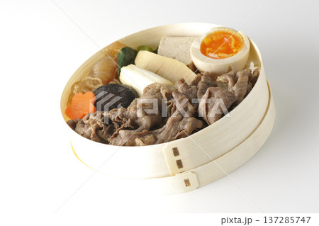 具材たっぷりすき焼き弁当を白背景で撮影 137285747