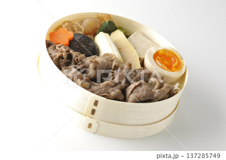 具材たっぷりすき焼き弁当を白背景で撮影 具材たっぷりすき焼き弁当を白背景で撮影 137285749