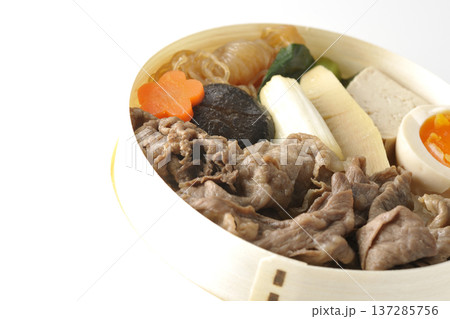 具材たっぷりすき焼き弁当を白背景で撮影 137285756