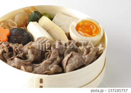 具材たっぷりすき焼き弁当を白背景で撮影 137285757