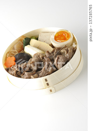 具材たっぷりすき焼き弁当を白背景で撮影 具材たっぷりすき焼き弁当を白背景で撮影 137285765