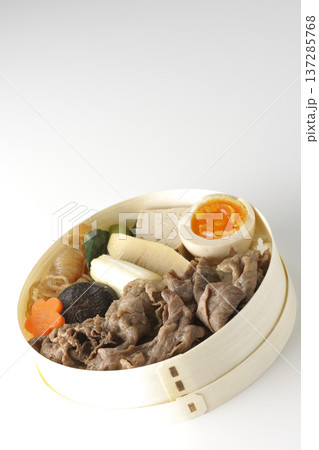 具材たっぷりすき焼き弁当を白背景で撮影 137285768