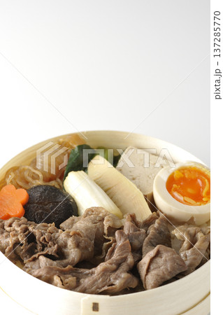 具材たっぷりすき焼き弁当を白背景で撮影 137285770