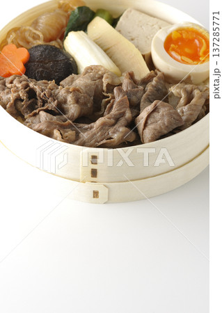 具材たっぷりすき焼き弁当を白背景で撮影 具材たっぷりすき焼き弁当を白背景で撮影 137285771