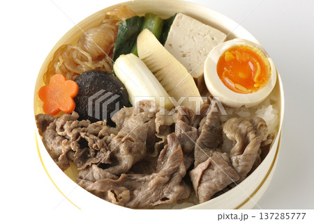 具材たっぷりすき焼き弁当を白背景で撮影 137285777