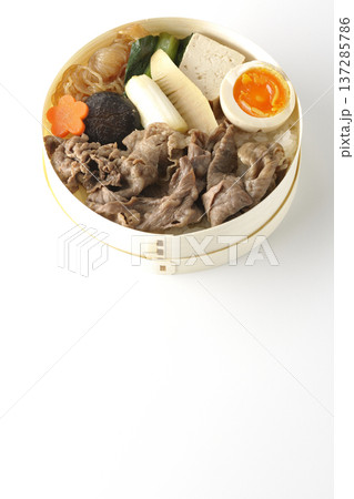 具材たっぷりすき焼き弁当を白背景で撮影 具材たっぷりすき焼き弁当を白背景で撮影 137285786
