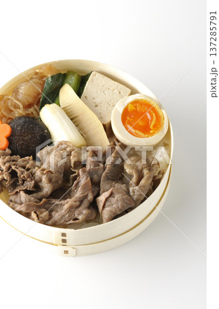 具材たっぷりすき焼き弁当を白背景で撮影 137285791