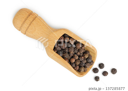 Black peppercorns or pepper in a wooden scoop isolated on a white background. Top view. Flat lay 137285877