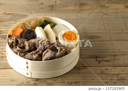 具材たっぷりすき焼き弁当 137285905