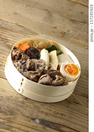 具材たっぷりすき焼き弁当 具材たっぷりすき焼き弁当 137285928