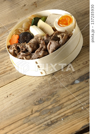 具材たっぷりすき焼き弁当 具材たっぷりすき焼き弁当 137285930