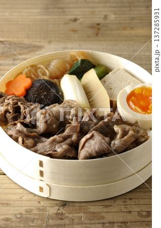 具材たっぷりすき焼き弁当 具材たっぷりすき焼き弁当 137285931
