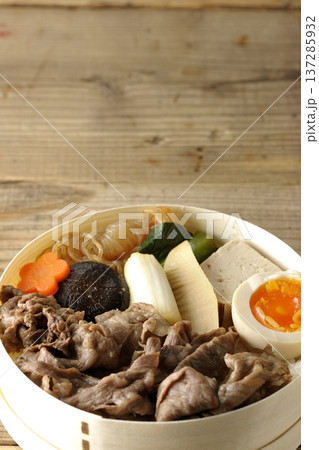 具材たっぷりすき焼き弁当 137285932