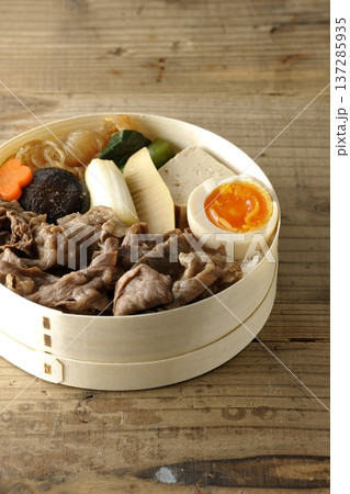 具材たっぷりすき焼き弁当 137285935