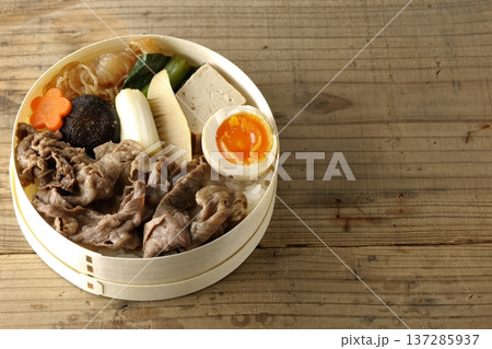 具材たっぷりすき焼き弁当 137285937