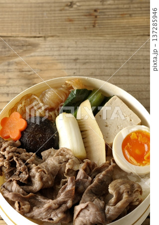 具材たっぷりすき焼き弁当 137285946