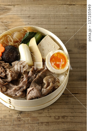 具材たっぷりすき焼き弁当 137285949