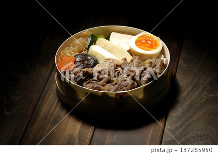 具材たっぷりすき焼き弁当 137285950