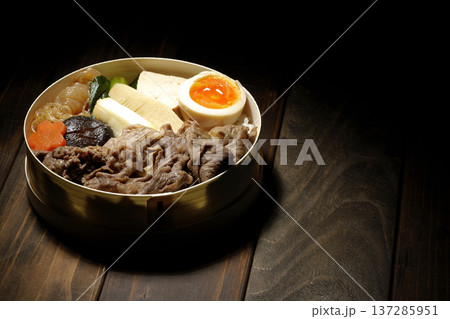 具材たっぷりすき焼き弁当 137285951