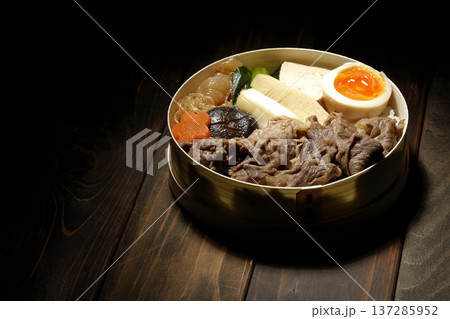 具材たっぷりすき焼き弁当 137285952