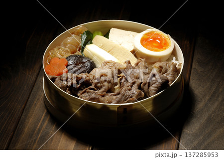 具材たっぷりすき焼き弁当 137285953