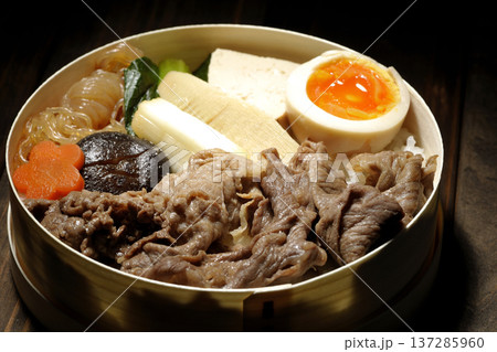 具材たっぷりすき焼き弁当 137285960