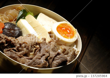 具材たっぷりすき焼き弁当 具材たっぷりすき焼き弁当 137285964