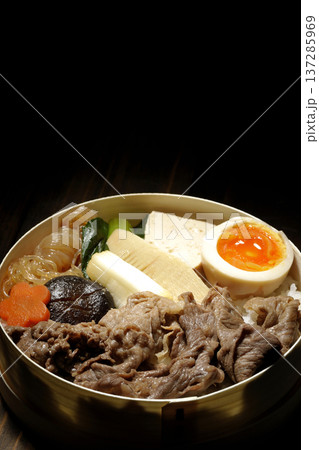 具材たっぷりすき焼き弁当 137285969