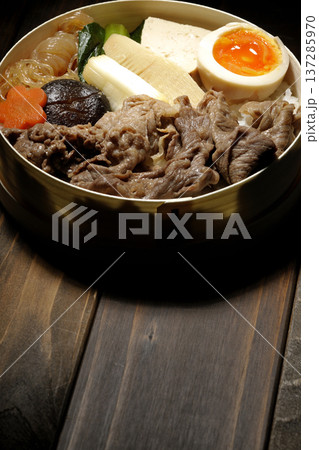 具材たっぷりすき焼き弁当 具材たっぷりすき焼き弁当 137285970