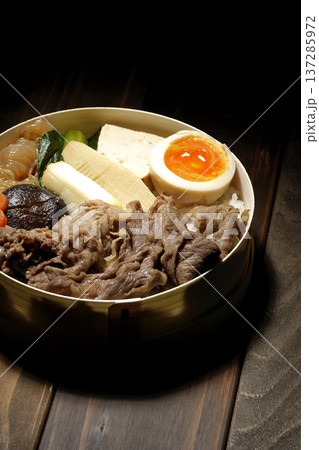 具材たっぷりすき焼き弁当 具材たっぷりすき焼き弁当 137285972