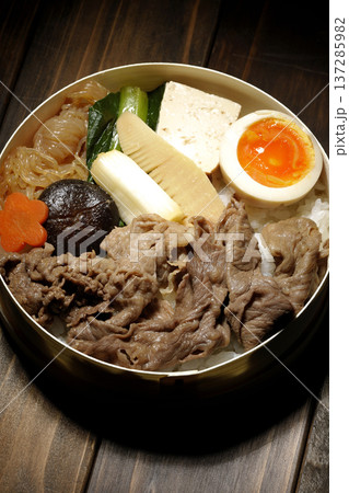 具材たっぷりすき焼き弁当 137285982