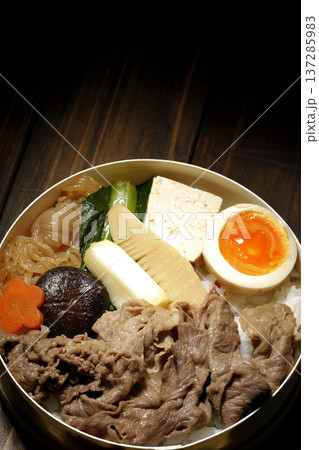 具材たっぷりすき焼き弁当 具材たっぷりすき焼き弁当 137285983
