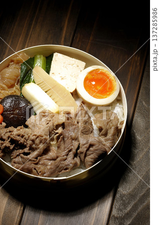 具材たっぷりすき焼き弁当 137285986